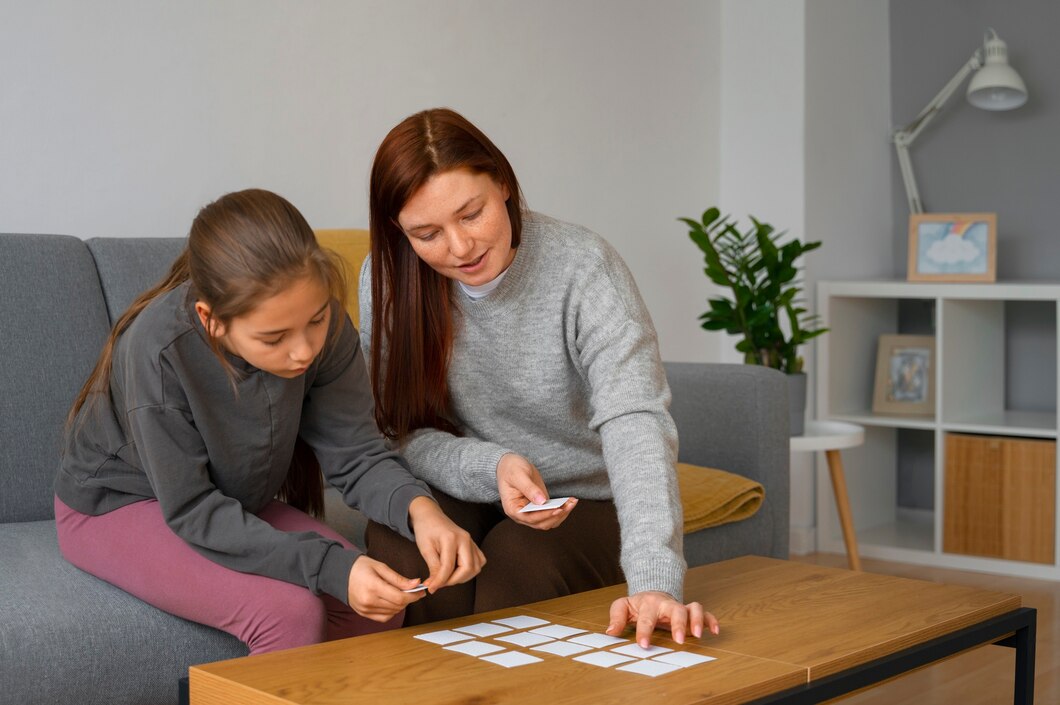 tiro medio mujer nina jugando juego memoria 23 2150294691